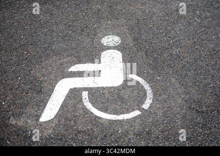 Parkschild mit Pfeil und Behindertensymbol, Straßenschild mit Hinweis auf barrierefreies Parken, städtische Infrastruktur, Zugänglichkeit und Stadtplanung, sup Stockfoto