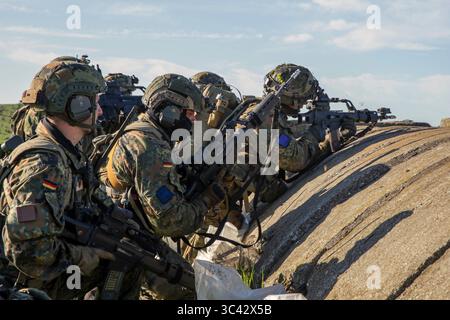 STYLELOCATIONDeutsche Soldaten, die dem 31. Fallschirmjäger-Regiment, 1. Luftlandebrigade, zugewiesen wurden, nehmen Kampfpositionen hinter einem Bunker während der Übung Swift Response 21 auf dem Babadag-Trainingsgelände am 15. Mai 2021 in Babadag, Rumänien ein. (Bild: © Sgt. Randis Monroe/US Navy/Planet Pix via ZUMA Wire) Stockfoto