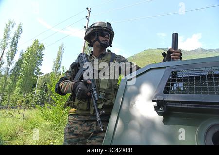 28. Juli 2025, Srinagar, Jammu und Kaschmir, Indien: Indischer Armeesoldat steht am 28. Juli 2025 auf einem Fahrzeug in der Nähe des Treffpunkts auf den SrinagarÃs Lidwas Wiesen im Bezirk Dara Srinagar. Der Mastermind des Angriffs von Pahalgam war unter drei pakistanischen Militanten, die bei einer Begegnung in Srinagar unter der Operation Mahadev getötet wurden. Der oberste Lashkar-Kommandeur Suleiman Shah, alias Musa Fauji, war der Verschwörer und Vollstrecker des Angriffs, bei dem 26 Zivilisten ums Leben kamen. Sie wurden beim Nickerchen erwischt, bevor sie neutralisiert wurden. (Kreditbild: © Basit Zargar/ZUMA Press Wire) NUR REDAKTIONELLE VERWENDUNG! Nicht für Commercia Stockfoto