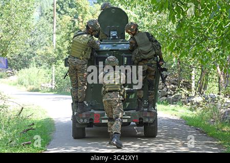 28. Juli 2025, Srinagar, Jammu und Kaschmir, Indien: Soldaten der Indischen Armee stehen am 28. Juli 2025 auf einem Fahrzeug in der Nähe des Treffpunkts auf den SrinagarÃs Lidwas Wiesen im Bezirk Dara Srinagar. Der Mastermind des Angriffs von Pahalgam war unter drei pakistanischen Militanten, die bei einer Begegnung in Srinagar unter der Operation Mahadev getötet wurden. Der oberste Lashkar-Kommandeur Suleiman Shah, alias Musa Fauji, war der Verschwörer und Vollstrecker des Angriffs, bei dem 26 Zivilisten ums Leben kamen. Sie wurden beim Nickerchen erwischt, bevor sie neutralisiert wurden. (Kreditbild: © Basit Zargar/ZUMA Press Wire) NUR REDAKTIONELLE VERWENDUNG! Nicht für Co Stockfoto