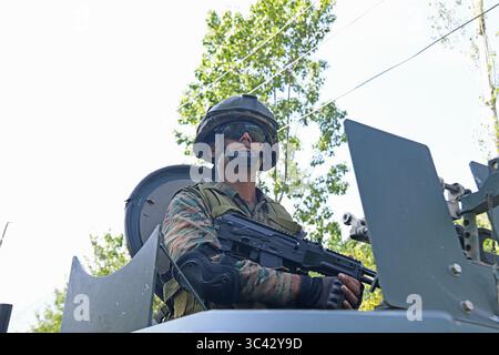 28. Juli 2025, Srinagar, Jammu und Kaschmir, Indien: Armee Jawan hält am 28. Juli 2025 Mahnwache auf einem Fahrzeug in der Nähe von Begegnungsorten in SrinagarÃs Lidwas Wiesen im Bezirk Dara Srinagar.der Mastermind des Angriffs von Pahalgam war unter drei pakistanischen Militanten, die bei einer Begegnung in Srinagar unter der Operation Mahadev getötet wurden. Der oberste Lashkar-Kommandeur Suleiman Shah, alias Musa Fauji, war der Verschwörer und Vollstrecker des Angriffs, bei dem 26 Zivilisten ums Leben kamen. Sie wurden beim Nickerchen erwischt, bevor sie neutralisiert wurden. (Kreditbild: © Basit Zargar/ZUMA Press Wire) NUR REDAKTIONELLE VERWENDUNG! Nicht für com Stockfoto