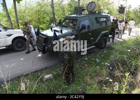 Srinagar, Jammu Und Kaschmir, Indien. Juli 2025. Am 28. Juli 2025 steht die Armee Jawans in der Nähe des Treffpunkts in den SrinagarÃs Lidwas Wiesen im Bezirk Dara Srinagar. Der Mastermind des Angriffs auf Pahalgam war unter drei pakistanischen Militanten, die bei einer Begegnung in Srinagar unter der Operation Mahadev getötet wurden. Der oberste Lashkar-Kommandeur Suleiman Shah, alias Musa Fauji, war der Verschwörer und Vollstrecker des Angriffs, bei dem 26 Zivilisten ums Leben kamen. Sie wurden beim Nickerchen erwischt, bevor sie neutralisiert wurden. (Kreditbild: © Basit Zargar/ZUMA Press Wire) NUR REDAKTIONELLE VERWENDUNG! Nicht für kommerzielle ZWECKE! Stockfoto
