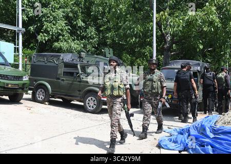 Srinagar, Jammu Und Kaschmir, Indien. Juli 2025. Am 28. Juli 2025 steht die Armee Jawans in der Nähe des Treffpunkts in den SrinagarÃs Lidwas Wiesen im Bezirk Dara Srinagar. Der Mastermind des Angriffs auf Pahalgam war unter drei pakistanischen Militanten, die bei einer Begegnung in Srinagar unter der Operation Mahadev getötet wurden. Der oberste Lashkar-Kommandeur Suleiman Shah, alias Musa Fauji, war der Verschwörer und Vollstrecker des Angriffs, bei dem 26 Zivilisten ums Leben kamen. Sie wurden beim Nickerchen erwischt, bevor sie neutralisiert wurden. (Kreditbild: © Basit Zargar/ZUMA Press Wire) NUR REDAKTIONELLE VERWENDUNG! Nicht für kommerzielle ZWECKE! Stockfoto