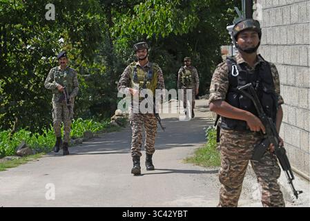 Srinagar, Jammu Und Kaschmir, Indien. Juli 2025. Sicherheitskräfte patrouillieren am 28. Juli 2025 in der Nähe des Treffpunkts auf den SrinagarÃs Lidwas Wiesen im Bezirk Dara Srinagar. Der Haupthirn des Angriffs auf Pahalgam war unter drei pakistanischen Militanten, die bei einer Begegnung in Srinagar unter der Operation Mahadev getötet wurden. Der oberste Lashkar-Kommandeur Suleiman Shah, alias Musa Fauji, war der Verschwörer und Vollstrecker des Angriffs, bei dem 26 Zivilisten ums Leben kamen. Sie wurden beim Nickerchen erwischt, bevor sie neutralisiert wurden. (Kreditbild: © Basit Zargar/ZUMA Press Wire) NUR REDAKTIONELLE VERWENDUNG! Nicht für kommerzielle ZWECKE! Stockfoto