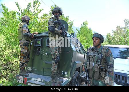 28. Juli 2025, Srinagar, Jammu und Kaschmir, Indien: Soldaten der Indischen Armee stehen am 28. Juli 2025 auf einem Fahrzeug in der Nähe des Treffpunkts auf den SrinagarÃs Lidwas Wiesen im Bezirk Dara Srinagar. Der Mastermind des Angriffs von Pahalgam war unter drei pakistanischen Militanten, die bei einer Begegnung in Srinagar unter der Operation Mahadev getötet wurden. Der oberste Lashkar-Kommandeur Suleiman Shah, alias Musa Fauji, war der Verschwörer und Vollstrecker des Angriffs, bei dem 26 Zivilisten ums Leben kamen. Sie wurden beim Nickerchen erwischt, bevor sie neutralisiert wurden. (Kreditbild: © Basit Zargar/ZUMA Press Wire) NUR REDAKTIONELLE VERWENDUNG! Nicht für Co Stockfoto