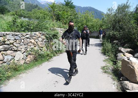 Srinagar, Jammu Und Kaschmir, Indien. Juli 2025. Sicherheitskräfte patrouillieren am 28. Juli 2025 in der Nähe des Treffpunkts auf den SrinagarÃs Lidwas Wiesen im Bezirk Dara Srinagar. Der Haupthirn des Angriffs auf Pahalgam war unter drei pakistanischen Militanten, die bei einer Begegnung in Srinagar unter der Operation Mahadev getötet wurden. Der oberste Lashkar-Kommandeur Suleiman Shah, alias Musa Fauji, war der Verschwörer und Vollstrecker des Angriffs, bei dem 26 Zivilisten ums Leben kamen. Sie wurden beim Nickerchen erwischt, bevor sie neutralisiert wurden. (Kreditbild: © Basit Zargar/ZUMA Press Wire) NUR REDAKTIONELLE VERWENDUNG! Nicht für kommerzielle ZWECKE! Stockfoto