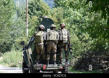 28. Juli 2025, Srinagar, Jammu und Kaschmir, Indien: Soldaten der Indischen Armee stehen am 28. Juli 2025 auf einem Fahrzeug in der Nähe des Treffpunkts auf den SrinagarÃs Lidwas Wiesen im Bezirk Dara Srinagar. Der Mastermind des Angriffs von Pahalgam war unter drei pakistanischen Militanten, die bei einer Begegnung in Srinagar unter der Operation Mahadev getötet wurden. Der oberste Lashkar-Kommandeur Suleiman Shah, alias Musa Fauji, war der Verschwörer und Vollstrecker des Angriffs, bei dem 26 Zivilisten ums Leben kamen. Sie wurden beim Nickerchen erwischt, bevor sie neutralisiert wurden. (Kreditbild: © Basit Zargar/ZUMA Press Wire) NUR REDAKTIONELLE VERWENDUNG! Nicht für Co Stockfoto