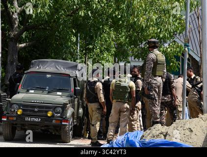 28. Juli 2025, Srinagar, Jammu und Kaschmir, Indien: Armee-Jawans stehen am 28. Juli 2025 in der Nähe des Treffpunkts auf den SrinagarÃs Lidwas Wiesen im Bezirk Dara Srinagar. Der Mastermind des Angriffs von Pahalgam war unter drei pakistanischen Kämpfern, die bei einer Begegnung in Srinagar unter der Operation Mahadev getötet wurden. Der oberste Lashkar-Kommandeur Suleiman Shah, alias Musa Fauji, war der Verschwörer und Vollstrecker des Angriffs, bei dem 26 Zivilisten ums Leben kamen. Sie wurden beim Nickerchen erwischt, bevor sie neutralisiert wurden. (Kreditbild: © Basit Zargar/ZUMA Press Wire) NUR REDAKTIONELLE VERWENDUNG! Nicht für kommerzielle ZWECKE! Stockfoto