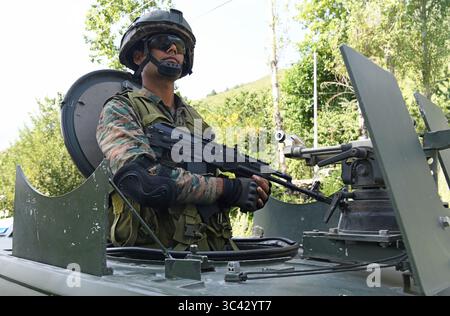28. Juli 2025, Srinagar, Jammu und Kaschmir, Indien: Indischer Armeesoldat steht am 28. Juli 2025 auf einem Fahrzeug in der Nähe des Treffpunkts auf den SrinagarÃs Lidwas Wiesen im Bezirk Dara Srinagar. Der Mastermind des Angriffs von Pahalgam war unter drei pakistanischen Militanten, die bei einer Begegnung in Srinagar unter der Operation Mahadev getötet wurden. Der oberste Lashkar-Kommandeur Suleiman Shah, alias Musa Fauji, war der Verschwörer und Vollstrecker des Angriffs, bei dem 26 Zivilisten ums Leben kamen. Sie wurden beim Nickerchen erwischt, bevor sie neutralisiert wurden. (Kreditbild: © Basit Zargar/ZUMA Press Wire) NUR REDAKTIONELLE VERWENDUNG! Nicht für Commercia Stockfoto