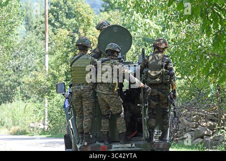 28. Juli 2025, Srinagar, Jammu und Kaschmir, Indien: Soldaten der Indischen Armee stehen am 28. Juli 2025 auf einem Fahrzeug in der Nähe des Treffpunkts auf den SrinagarÃs Lidwas Wiesen im Bezirk Dara Srinagar. Der Mastermind des Angriffs von Pahalgam war unter drei pakistanischen Militanten, die bei einer Begegnung in Srinagar unter der Operation Mahadev getötet wurden. Der oberste Lashkar-Kommandeur Suleiman Shah, alias Musa Fauji, war der Verschwörer und Vollstrecker des Angriffs, bei dem 26 Zivilisten ums Leben kamen. Sie wurden beim Nickerchen erwischt, bevor sie neutralisiert wurden. (Kreditbild: © Basit Zargar/ZUMA Press Wire) NUR REDAKTIONELLE VERWENDUNG! Nicht für Co Stockfoto