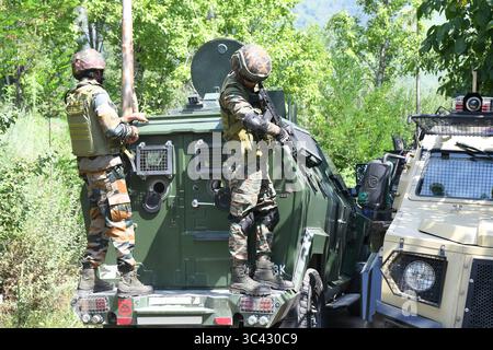 28. Juli 2025, Srinagar, Jammu und Kaschmir, Indien: Soldaten der Indischen Armee stehen am 28. Juli 2025 auf einem Fahrzeug in der Nähe des Treffpunkts auf den SrinagarÃs Lidwas Wiesen im Bezirk Dara Srinagar. Der Mastermind des Angriffs von Pahalgam war unter drei pakistanischen Militanten, die bei einer Begegnung in Srinagar unter der Operation Mahadev getötet wurden. Der oberste Lashkar-Kommandeur Suleiman Shah, alias Musa Fauji, war der Verschwörer und Vollstrecker des Angriffs, bei dem 26 Zivilisten ums Leben kamen. Sie wurden beim Nickerchen erwischt, bevor sie neutralisiert wurden. (Kreditbild: © Basit Zargar/ZUMA Press Wire) NUR REDAKTIONELLE VERWENDUNG! Nicht für Co Stockfoto