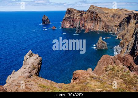 Majestätische Bergklippen und der Atlantik am Kap Ponta de Sao Lourenco auf Madeira Island. Portugal. Hochwertige Fotos Stockfoto