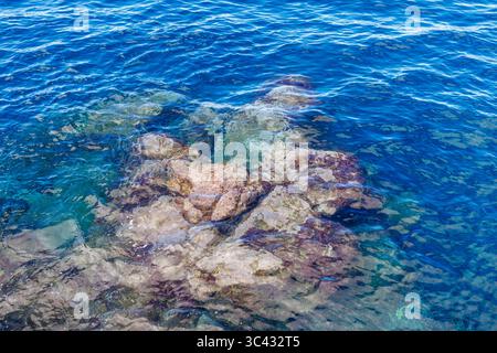 Felsen und Klippen sichtbar unter Wasser von der Oberfläche des Atlantischen Ozeans. Insel Madeira, Portugal. Für Hintergrundinformationen. Hochwertige Fotos Stockfoto