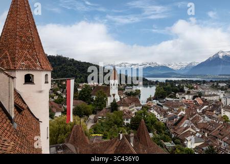 thun schweiz vom Schloss aus gesehen mit der Kirche aare thunersee und niesen Stockfoto