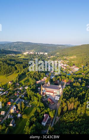 Dieser atemberaubende Blick aus der Luft zeigt Tanvald, eingebettet in das Isergebirge in Tschechien. Stockfoto