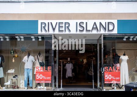Windsor, Berkshire, Großbritannien. Juli 2025. Dem Vernehmen nach besteht die Gefahr eines Zusammenbruchs der High Street Modekette River Island aufgrund sinkender Verkäufe und schwieriger Handelsbedingungen. „Die Vermieter, die den Rettungsplan von River Island unterstützen, sind auf erhebliche Mietsenkungen ausgerichtet, wobei einige im Rahmen einer Umstrukturierung, die von der Gründerfamilie Lewis geleitet wurde, Kürzungen von bis zu 100 % drohen. Der Plan der umstrittenen Modekette wird 33 Geschäfte schließen und bei 71 anderen Mietsenkungen anstreben, wobei einige Vermieter eine Reduzierung von 25 % oder 40 % erwarten, während einige davon möglicherweise überhaupt keine Miete erhalten. Die Lewis-Familie, durch ihre Investoren Stockfoto