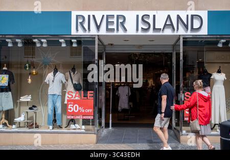 Windsor, Berkshire, Großbritannien. Juli 2025. Dem Vernehmen nach besteht die Gefahr eines Zusammenbruchs der High Street Modekette River Island aufgrund sinkender Verkäufe und schwieriger Handelsbedingungen. „Die Vermieter, die den Rettungsplan von River Island unterstützen, sind auf erhebliche Mietsenkungen ausgerichtet, wobei einige im Rahmen einer Umstrukturierung, die von der Gründerfamilie Lewis geleitet wurde, Kürzungen von bis zu 100 % drohen. Der Plan der umstrittenen Modekette wird 33 Geschäfte schließen und bei 71 anderen Mietsenkungen anstreben, wobei einige Vermieter eine Reduzierung von 25 % oder 40 % erwarten, während einige davon möglicherweise überhaupt keine Miete erhalten. Die Lewis-Familie, durch ihre Investoren Stockfoto