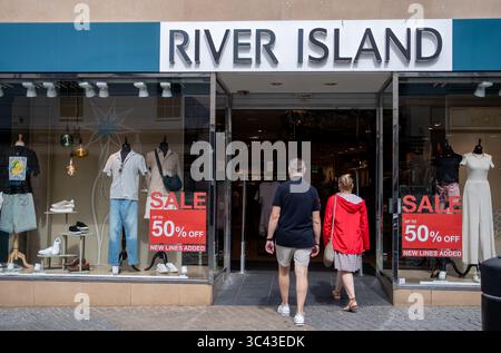 Windsor, Berkshire, Großbritannien. Juli 2025. Dem Vernehmen nach besteht die Gefahr eines Zusammenbruchs der High Street Modekette River Island aufgrund sinkender Verkäufe und schwieriger Handelsbedingungen. „Die Vermieter, die den Rettungsplan von River Island unterstützen, sind auf erhebliche Mietsenkungen ausgerichtet, wobei einige im Rahmen einer Umstrukturierung, die von der Gründerfamilie Lewis geleitet wurde, Kürzungen von bis zu 100 % drohen. Der Plan der umstrittenen Modekette wird 33 Geschäfte schließen und bei 71 anderen Mietsenkungen anstreben, wobei einige Vermieter eine Reduzierung von 25 % oder 40 % erwarten, während einige davon möglicherweise überhaupt keine Miete erhalten. Die Lewis-Familie, durch ihre Investoren Stockfoto