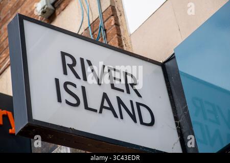 Windsor, Berkshire, Großbritannien. Juli 2025. Dem Vernehmen nach besteht die Gefahr eines Zusammenbruchs der High Street Modekette River Island aufgrund sinkender Verkäufe und schwieriger Handelsbedingungen. „Die Vermieter, die den Rettungsplan von River Island unterstützen, sind auf erhebliche Mietsenkungen ausgerichtet, wobei einige im Rahmen einer Umstrukturierung, die von der Gründerfamilie Lewis geleitet wurde, Kürzungen von bis zu 100 % drohen. Der Plan der umstrittenen Modekette wird 33 Geschäfte schließen und bei 71 anderen Mietsenkungen anstreben, wobei einige Vermieter eine Reduzierung von 25 % oder 40 % erwarten, während einige davon möglicherweise überhaupt keine Miete erhalten. Die Lewis-Familie, durch ihre Investoren Stockfoto