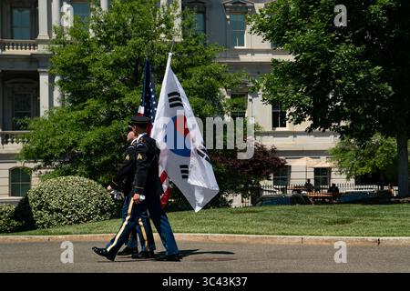21. Mai 2021, Washington, District of Columbia, USA: Mitglieder der militärischen Ehrengarde tragen amerikanische und koreanische Flaggen, während sie sich auf die Ankunft des südkoreanischen Präsidenten Moon Jae-in im Westflügel des Weißen Hauses vorbereiten. Moon Jae-in wird einen letzten Versuch Unternehmen, die USA und Nordkorea unter seiner Aufsicht zusammenzubringen, als er Präsident Biden trifft und versucht, die ruhenden Atomgespräche in seinem letzten Jahr im Amt wiederzubeleben. (Bild: © Erin Scott - Pool via CNP/CNP via ZUMA Wire) Stockfoto