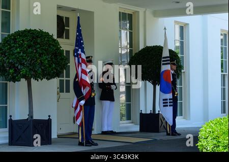 21. Mai 2021, Washington, District of Columbia, USA: Mitglieder der militärischen Ehrenwache halten amerikanische und koreanische Flaggen vor dem Westflügel, während sie sich auf die Ankunft des südkoreanischen Präsidenten Moon Jae-in im Weißen Haus in Washington, D.C., USA vorbereiten. 2021. Moon Jae-in wird einen letzten Graben versuchen, die USA und Nordkorea unter seiner Aufsicht zusammenzubringen, als er Präsident Biden trifft und versucht, die ruhenden Atomgespräche in seinem letzten Amtsjahr wiederzubeleben (Credit Image: © Erin Scott - Pool via CNP/CNP via ZUMA Wire). Stockfoto