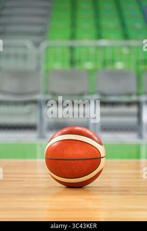 Basketballball steht still auf dem Parkettboden eines leeren Basketballfeldes in Stozice, Ljubljana, Slowenien Stockfoto
