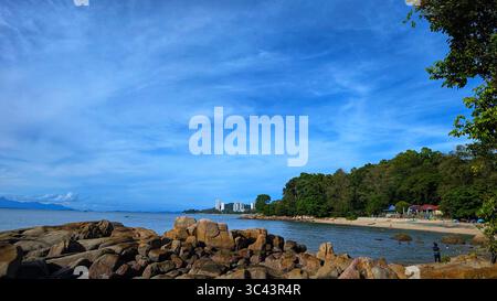 Die atemberaubende Fotografie bei Sonnenuntergang entfaltet sich in den Batu Caves Malaysia, wo der Himmel der goldenen Stunde auf Stadtturmlichter und Straßenbeleuchtung trifft. Von Stockfoto