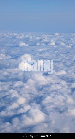 Schöne hohe Höhe ruhige weiße flauschige Wolkenlandschaft mit blauem Himmel von oben, Aerial Travel Hintergrund Stockfoto
