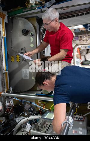 28. April 2021: Erdatmosphäre: Die NASA-Astronauten Mark Vande Hei und Megan McArthur untersuchen Wasserproben innerhalb der Internationalen Raumstation. (Kreditbild: © NASA/ZUMA Wire/ZUMAPRESS.com) Stockfoto