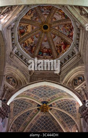 Italien: Die beeindruckende Kuppel und Deckendekoration der Kirche Certosa di Pavia, Klosterkomplex in der Lombardei, erbaut von 1396 bis 1495 Stockfoto