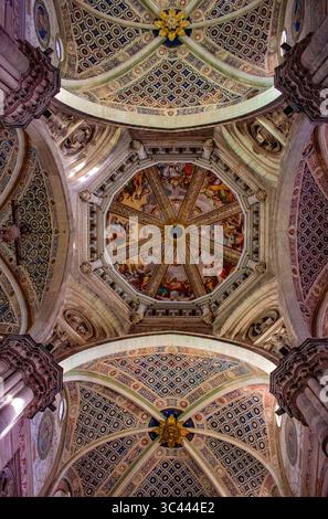 Italien: Die beeindruckende Kuppel und Deckendekoration der Kirche Certosa di Pavia, Klosterkomplex in der Lombardei, erbaut von 1396 bis 1495 Stockfoto
