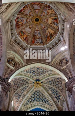 Italien: Die beeindruckende Kuppel und Deckendekoration der Kirche Certosa di Pavia, Klosterkomplex in der Lombardei, erbaut von 1396 bis 1495 Stockfoto