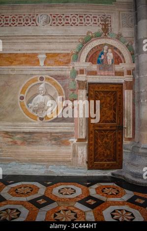 Italien: Wandmalereien und verzierte Böden der Kirche Certosa di Pavia, berühmter Klosterkomplex in der Lombardei, erbaut von 1396 bis 1495 Stockfoto