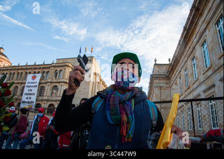 24. Mai 2021, Bogota, Cundinamarca, Kolumbien: Mehrere Menschen versammeln sich auf der Plaza de Bolivar vor dem Kongresskapitol in Bogota, Kolumbien, um den Toten in den Protesten Grabkränze zu überreichen und den Misstrauensantrag zu unterstützen, der dem Verteidigungsminister Diego Molano nach dem Tod von mindestens 40 während der Antigtigovernment-Proteste in Kolumbien am 24. Mai 2021 gestellt wurde. Mai. (Kreditbild: © Chepa Beltran/VW Pics via ZUMA Wire) Stockfoto