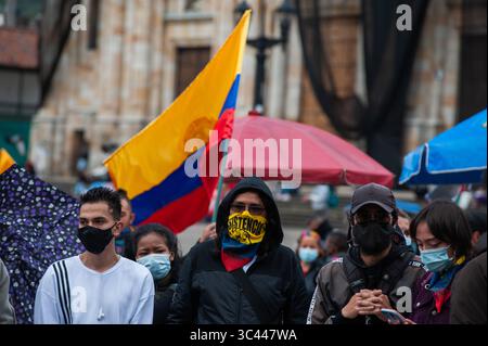 24. Mai 2021, Bogota, Cundinamarca, Kolumbien: Mehrere Menschen versammeln sich auf der Plaza de Bolivar vor dem Kongresskapitol in Bogota, Kolumbien, um den Toten in den Protesten Grabkränze zu überreichen und den Misstrauensantrag zu unterstützen, der dem Verteidigungsminister Diego Molano nach dem Tod von mindestens 40 während der Antigtigovernment-Proteste in Kolumbien am 24. Mai 2021 gestellt wurde. Mai. (Kreditbild: © Chepa Beltran/VW Pics via ZUMA Wire) Stockfoto