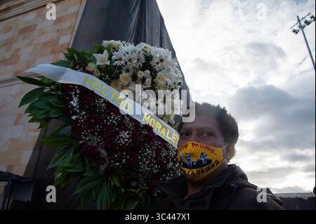 24. Mai 2021, Bogota, Cundinamarca, Kolumbien: Mehrere Menschen versammeln sich auf der Plaza de Bolivar vor dem Kongresskapitol in Bogota, Kolumbien, um den Toten in den Protesten Grabkränze zu überreichen und den Misstrauensantrag zu unterstützen, der dem Verteidigungsminister Diego Molano nach dem Tod von mindestens 40 während der Antigtigovernment-Proteste in Kolumbien am 24. Mai 2021 gestellt wurde. Mai. (Kreditbild: © Chepa Beltran/VW Pics via ZUMA Wire) Stockfoto