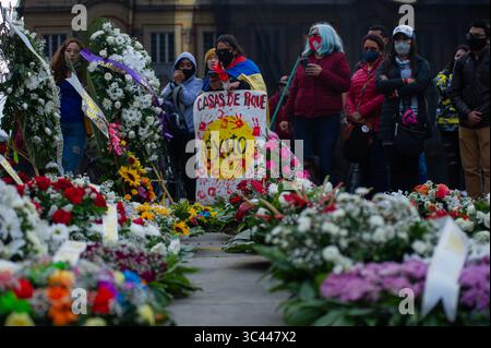 24. Mai 2021, Bogota, Cundinamarca, Kolumbien: Mehrere Menschen versammeln sich auf der Plaza de Bolivar vor dem Kongresskapitol in Bogota, Kolumbien, um den Toten in den Protesten Grabkränze zu überreichen und den Misstrauensantrag zu unterstützen, der dem Verteidigungsminister Diego Molano nach dem Tod von mindestens 40 während der Antigtigovernment-Proteste in Kolumbien am 24. Mai 2021 gestellt wurde. Mai. (Kreditbild: © Chepa Beltran/VW Pics via ZUMA Wire) Stockfoto