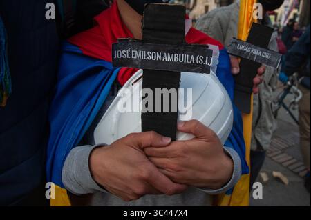 24. Mai 2021, Bogota, Cundinamarca, Kolumbien: Mehrere Menschen versammeln sich auf der Plaza de Bolivar vor dem Kongresskapitol in Bogota, Kolumbien, um den Toten in den Protesten Grabkränze zu überreichen und den Misstrauensantrag zu unterstützen, der dem Verteidigungsminister Diego Molano nach dem Tod von mindestens 40 während der Antigtigovernment-Proteste in Kolumbien am 24. Mai 2021 gestellt wurde. Mai. (Kreditbild: © Chepa Beltran/VW Pics via ZUMA Wire) Stockfoto