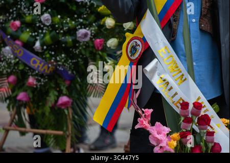 24. Mai 2021, Bogota, Cundinamarca, Kolumbien: Mehrere Menschen versammeln sich auf der Plaza de Bolivar vor dem Kongresskapitol in Bogota, Kolumbien, um den Toten in den Protesten Grabkränze zu überreichen und den Misstrauensantrag zu unterstützen, der dem Verteidigungsminister Diego Molano nach dem Tod von mindestens 40 während der Antigtigovernment-Proteste in Kolumbien am 24. Mai 2021 gestellt wurde. Mai. (Kreditbild: © Chepa Beltran/VW Pics via ZUMA Wire) Stockfoto