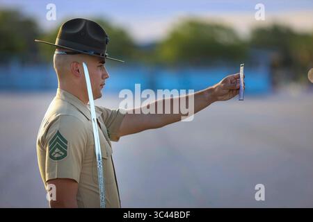19. Mai 2021 – Parris Island, South Carolina, USA – Staff Sgt. Daniel L. Avila Jr., Senior Drill Instructor bei Alpha Company, 1. Rekrut Training Battalion, beobachtet seine Bohrkarte während der Final Drill an Bord des Marine Corps Recruit Depot Parris Island, S.C., 19. Mai 2021. Final Drill testet Bohrlehrer auf ihre Fähigkeit, Bohrbefehle zu geben, und testet Rekruten auf ihre Fähigkeit, Bewegungen richtig auszuführen. (Kreditbild: © Samuel Fletcher/USA Marines/ZUMA Wire/ZUMAPRESS.com) Stockfoto