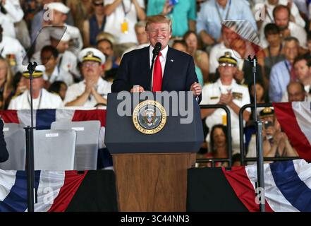23. Mai 2021: Präsident Donald Trump lächelt der Menge während der Inbetriebnahme der USS Gerald R. Ford (CVN78) auf der Marinestützpunkt Norfolk am 22. Juli 2017 zu. (Kreditbild: © TNS via ZUMA Wire) Stockfoto