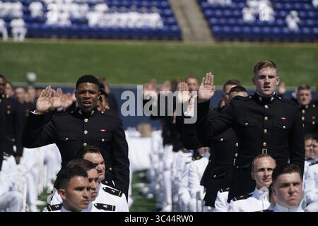28. Mai 2021, Annapolis, Maryland, USA: Die Midshipmen der United States Navy leisten ihren Eid, nachdem sie US-Vizepräsidentin Kamala Harris die Keynote-Ansprache für die Abschlussfeier der United States Naval Academy Class of 2021 im Navy-Marine Corps Memorial Stadium in Annapolis, Maryland am Freitag, den 28. Mai 2021 gehalten haben. (Bild: © Alex Edelman - Pool via CNP/CNP via ZUMA Wire) Stockfoto