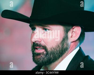 MAI 2021, SIOUX CITY, IOWA, USA: DAVE MUHLBAUER, ein demokratischer Herausforderer für Iowas US-Senat, der jetzt von Charles Grassley (R-IA) gehalten wird, spricht mit Leuten in der Jackson Street Brewery in der Innenstadt von Sioux City, Iowa, Freitagabend, 28. Mai 2021. Muhlbauer macht Streifzüge durch den Bundesstaat Iowa, um seinen potenziellen Lauf zu messen. (Bild: © Jerry Mennenga/ZUMA Wire) Stockfoto