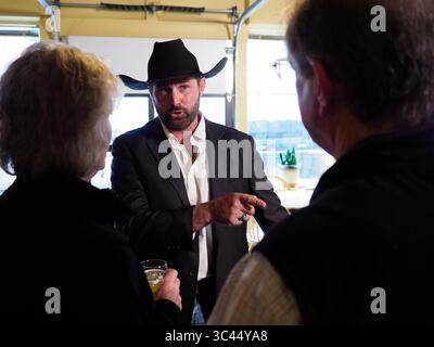 MAI 2021, SIOUX CITY, IOWA, USA: DAVE MUHLBAUER, ein demokratischer Herausforderer für Iowas US-Senat, der jetzt von Charles Grassley (R-IA) gehalten wird, spricht mit Leuten in der Jackson Street Brewery in der Innenstadt von Sioux City, Iowa, Freitagabend, 28. Mai 2021. Muhlbauer macht Streifzüge durch den Bundesstaat Iowa, um seinen potenziellen Lauf zu messen. (Bild: © Jerry Mennenga/ZUMA Wire) Stockfoto