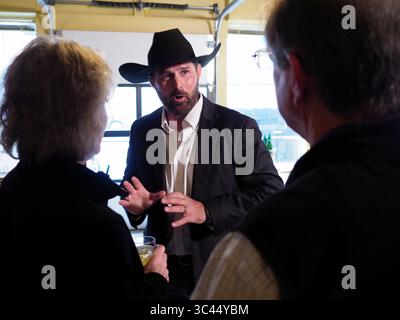MAI 2021, SIOUX CITY, IOWA, USA: DAVE MUHLBAUER, ein demokratischer Herausforderer für Iowas US-Senat, der jetzt von Charles Grassley (R-IA) gehalten wird, spricht mit Leuten in der Jackson Street Brewery in der Innenstadt von Sioux City, Iowa, Freitagabend, 28. Mai 2021. Muhlbauer macht Streifzüge durch den Bundesstaat Iowa, um seinen potenziellen Lauf zu messen. (Bild: © Jerry Mennenga/ZUMA Wire) Stockfoto