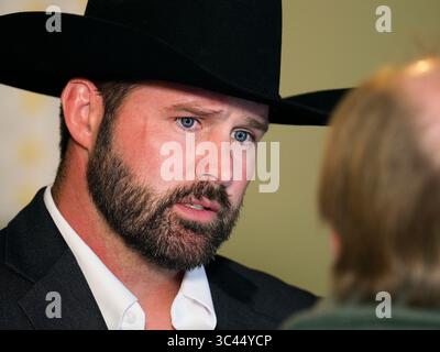 MAI 2021, SIOUX CITY, IOWA, USA: DAVE MUHLBAUER, ein demokratischer Herausforderer für Iowas US-Senat, der jetzt von Charles Grassley (R-IA) gehalten wird, spricht mit Leuten in der Jackson Street Brewery in der Innenstadt von Sioux City, Iowa, Freitagabend, 28. Mai 2021. Muhlbauer macht Streifzüge durch den Bundesstaat Iowa, um seinen potenziellen Lauf zu messen. (Bild: © Jerry Mennenga/ZUMA Wire) Stockfoto