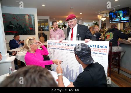 Mai 2021, New York, New York, USA: CURTIS SLIWA, der republikanische Kandidat für den Bürgermeister von New York City startet die Kampagne â œBring zurück NYCâ, um die Einwohner von New York City aus den Hamptons und Long Island in die Stadtteile zurückzubringen. Diners at 75 Hauptschild Petition, um Einwohner von New York zurückzubringen..75 Hauptrestaurant,.Southampton, NY.28. Mai 2021. (Foto: © Sonia Moskowitz Gordon/ZUMA Wire) Stockfoto