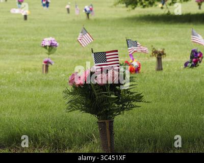28. Mai 2021, SIOUX CITY, IOWA, USA: Während der Woche legten lokale Strafverfolgungsbehörden und Mitglieder der Iowa Air National Guard und Army National Guard kleine amerikanische Fahnen auf die Gräber von Veteranen auf dem Memorial Park Cemetery in Sioux City, Iowa, wo sie am Samstag, 29. Mai 2021 gesehen wurden, während Familien Blumen auf die Grabstätten ihrer Liebsten legten. (Bild: © Jerry Mennenga/ZUMA Wire) Stockfoto