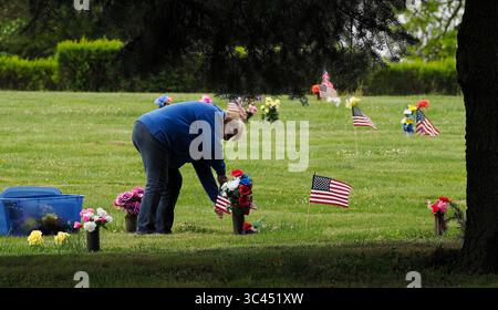 28. Mai 2021, SIOUX CITY, IOWA, USA: CAROL WASHBURN aus des Moines legt eine kleine amerikanische Flagge neben dem Grab eines Familienmitglieds auf dem Memorial Park Cemetery in Sioux City, Iowa Samstag, 29. Mai 2021. Washburn wuchs in einer kleinen Gemeinde Nebraska auf, direkt gegenüber dem Missouri River von Sioux City. Während der Woche brachten die örtlichen Strafverfolgungsbehörden und Mitglieder der Iowa Air National Guard und der Army National Guard kleine amerikanische Flaggen auf die Gräber von Veteranen. (Bild: © Jerry Mennenga/ZUMA Wire) Stockfoto