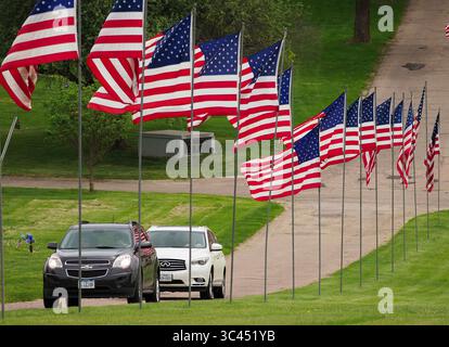 28. Mai 2021, SIOUX CITY, IOWA, USA: Flaggen fliegen auf dem Memorial Park Cemetery in Sioux City, Iowa Samstag, 29. Mai 2021. Während der Woche brachten die örtlichen Strafverfolgungsbehörden und Mitglieder der Iowa Air National Guard und der Army National Guard kleine amerikanische Flaggen auf die Gräber von Veteranen für die Gedenkfeier. (Bild: © Jerry Mennenga/ZUMA Wire) Stockfoto